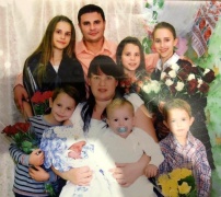 E. Butrimo nuotraukoje: paskutinė diakono Volodimyro Veličkos nuotrauka su šeima prieš tai, kai jį rusų "sukilėliai" nužudė 